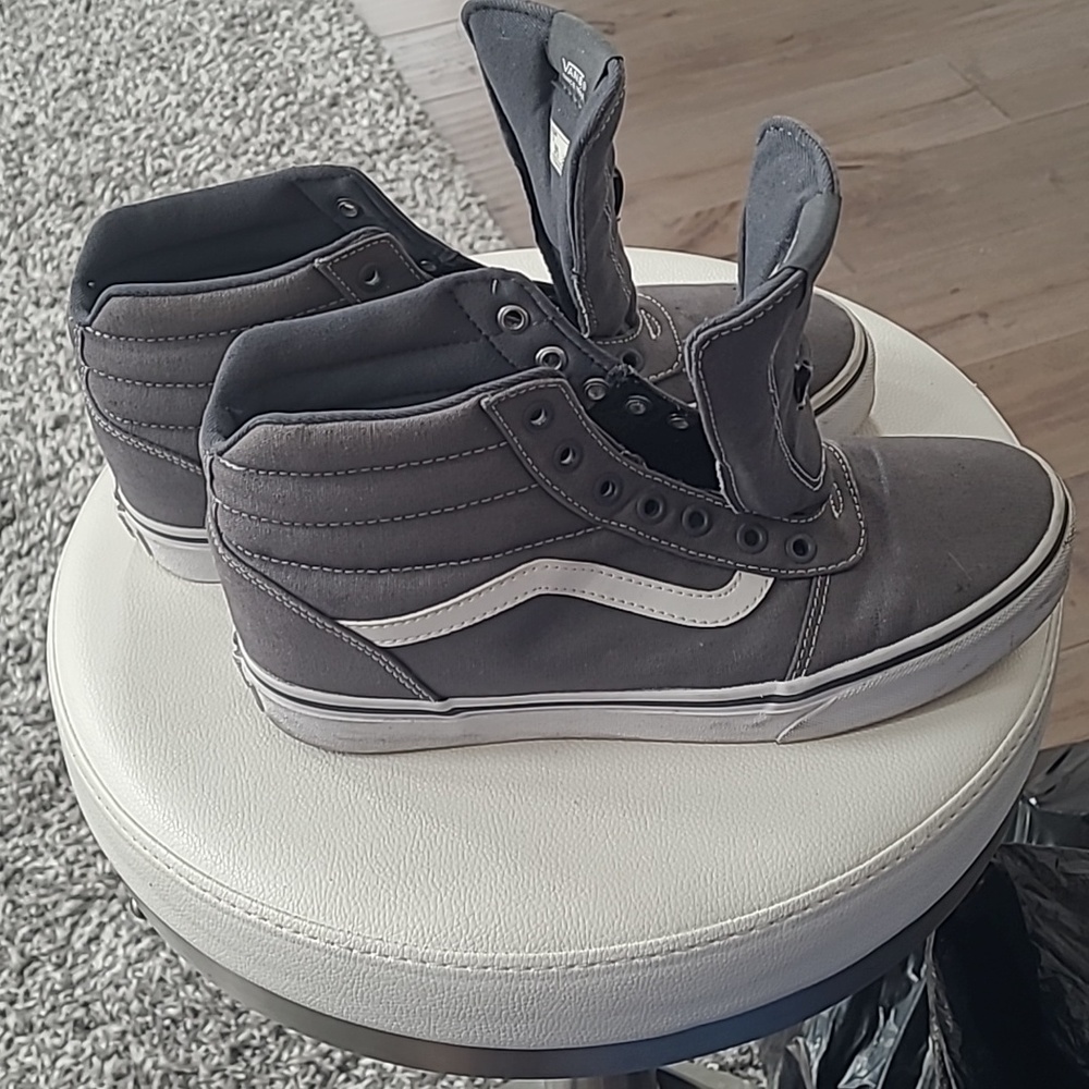Vans Grey high tops missing shoe laced